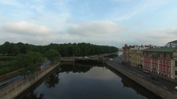 Aérienne 4k de Saint-Pétersbourg avec vue sur la rivière Fontanka et le jardin d'été — Video
