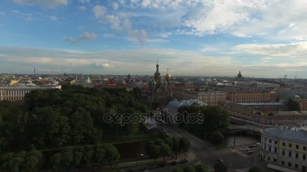 Iglesia del Salvador sobre la sangre en San Petersburgo aérea — Vídeos de Stock