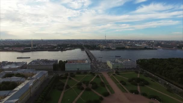 4 anténu k Petrohradu s výhledem na poli Marsu a řeka Něva — Stock video