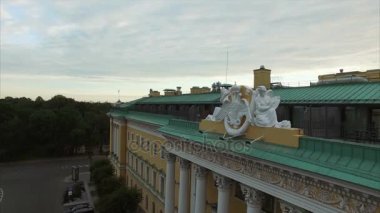 Otelin balkonunda melekler