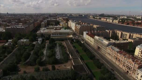 Veduta aerea del centro storico di San Pietroburgo con vista sulla serra e sul giardino Taurico — Video Stock