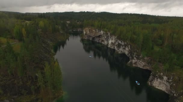 Vue aérienne du lac du parc minier Ruskeala 