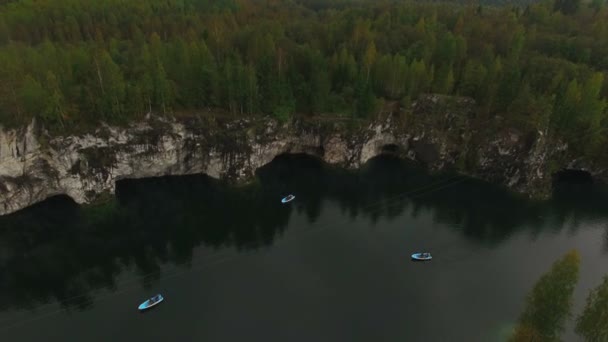 Aerial shot of Ruskeala mining park lake — Stock Video
