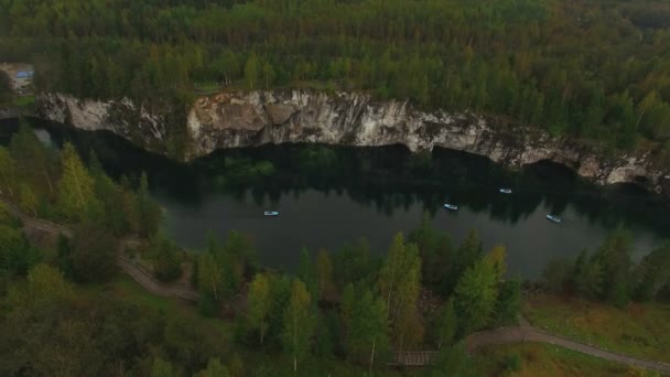 Aerial shot of Ruskeala mining park lake — Stock Video