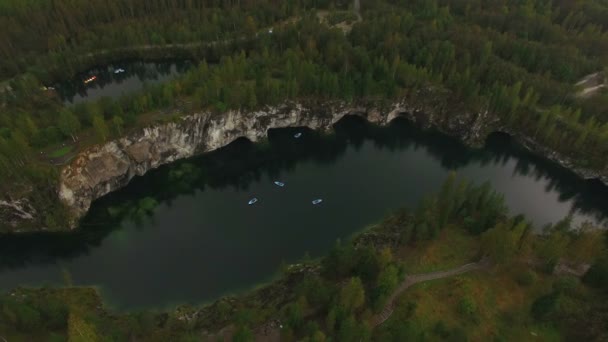 Vue aérienne du lac du parc minier Ruskeala 