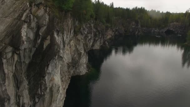 Vue aérienne du lac du parc minier Ruskeala 