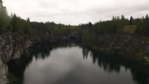 Zdjęcia lotnicze z Ruskeala górnictwo park jezioro — Wideo stockowe