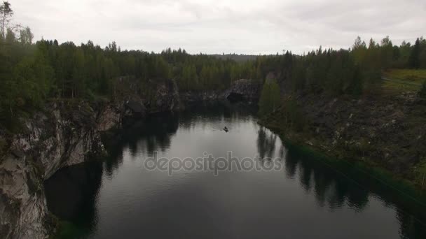 Vue aérienne du lac du parc minier Ruskeala 