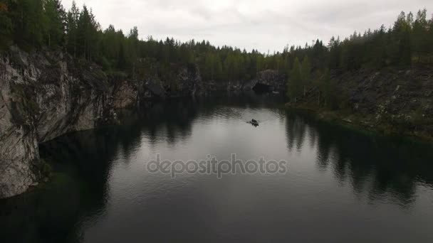 Vue aérienne du lac du parc minier Ruskeala 