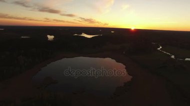 Göl günbatımı hava üzerinde