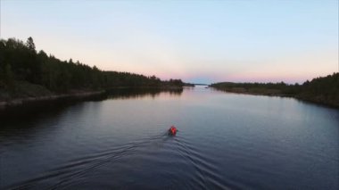 Teknede akşam hava içinde tanınmayan insanlar