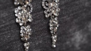 Gri arka plan üzerinde güzel küpe