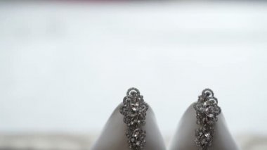 Küpe ve beyaz ayakkabı