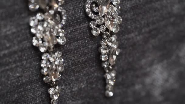 Belles boucles d'oreilles sur fond gris 