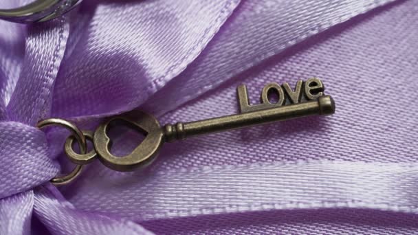 Llave de amor sobre fondo morado — Vídeos de Stock