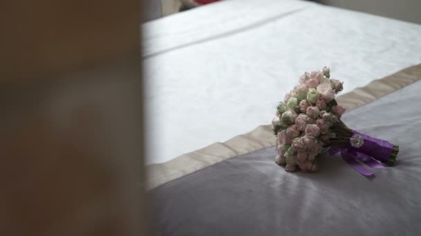 침대에 웨딩 꽃 — 비디오