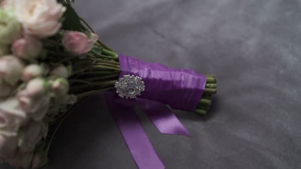 Γαμήλια λουλούδια στο κρεβάτι — Αρχείο Βίντεο