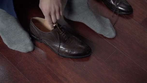 Homme portant des chaussures gros plan — Video