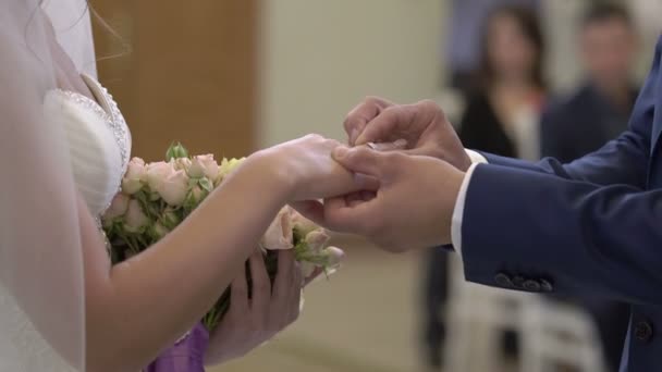 Esküvői szertartás: vőlegény hozza a gyűrűt a menyasszony kezét — Stock videók
