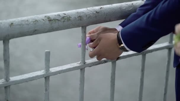 Bride and groom with padlock — Stock Video