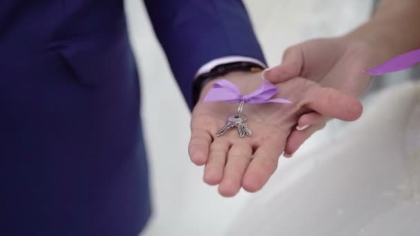 Menyasszony és a vőlegény, kezében kulcsokkal — Stock videók