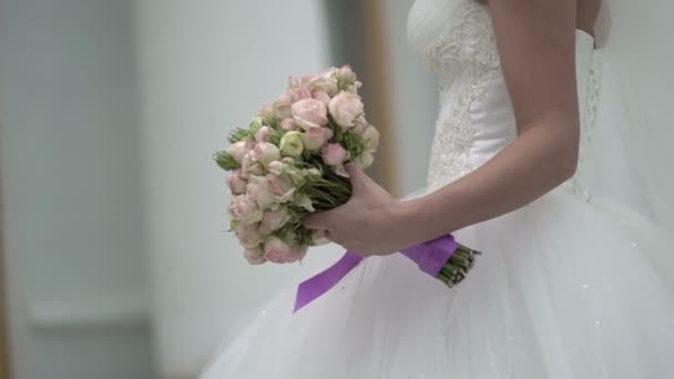 Невеста с цветами — стоковое видео