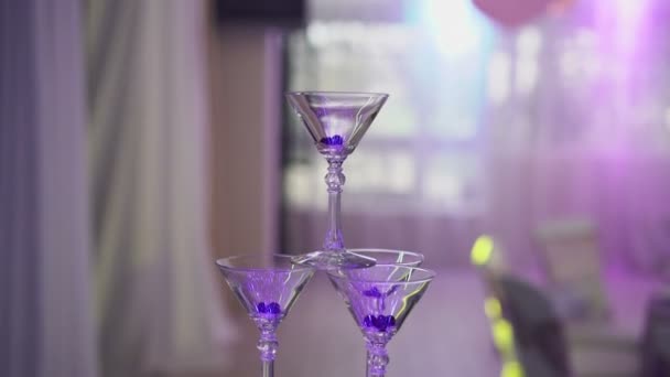 Pyramida šampaňského na party — Stock video