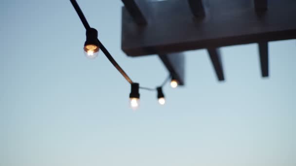 Garland lampu di atap — Stok Video