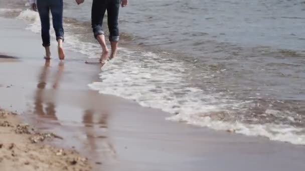 해변에 산책 하는 젊은 아름 다운 부부 — 비디오