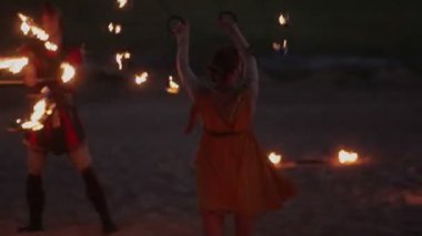 Saint-Petersburg, Rusya-4 Ağustos 2014: Fireshow bir plajda