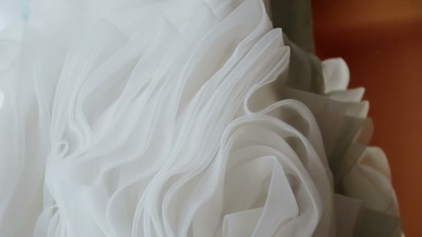 Vestido de novia en la habitación — Vídeo de stock