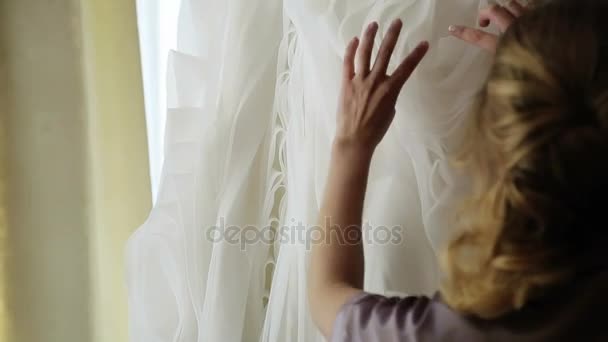 방에 그녀의 웨딩 드레스와 신부 — 비디오