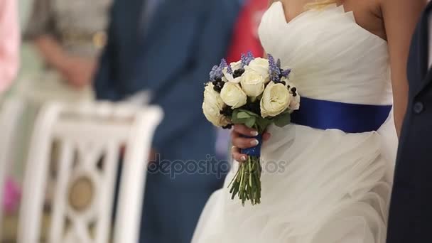 Жених и невеста на церемонии с букетом — стоковое видео