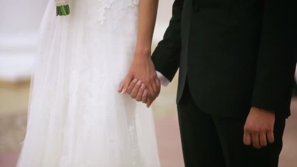 Bride and groom holding hands on ceremony — Stock Video