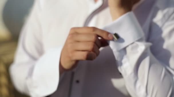 Bărbat purtând butoni — Videoclip de stoc