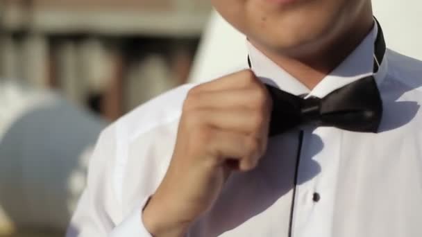 Człowiek sobie bowtie — Wideo stockowe