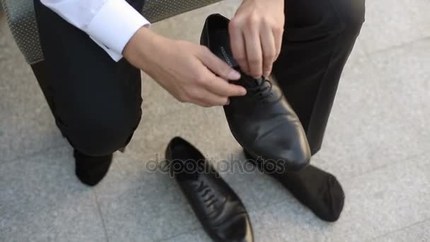 Bărbat purtând pantofi — Videoclip de stoc