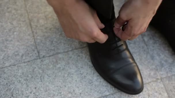 靴を履いている男 — ストック動画