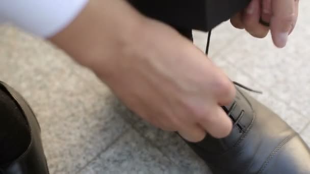 Людина, що носять взуття — стокове відео