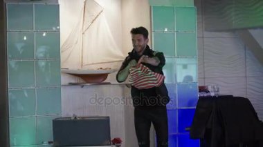 Saint-Petersburg, Rusya-11 Haziran 2016: İllüzyonist sanatçı sahnede