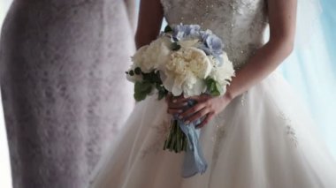 Gelin elinde düğün çiçekleri