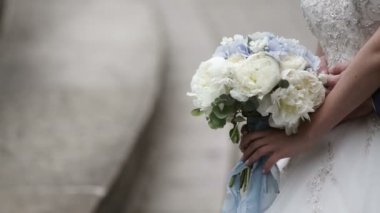 Genç güzel düğün çift kucaklayan