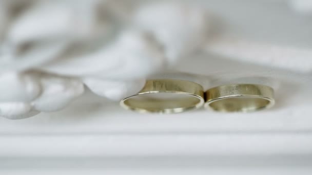 Wedding rings on white background — Stock Video