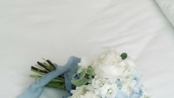 Свадебный букет на белом фоне — стоковое видео