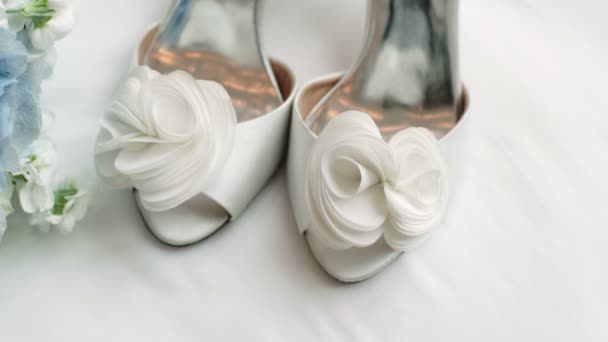 婚礼花束和白色背景上的新娘鞋 — 图库视频影像