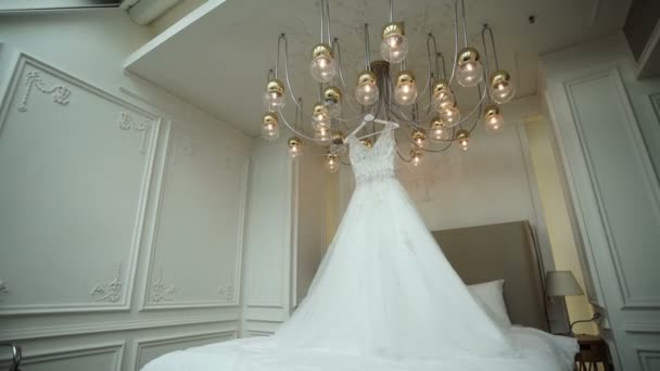 Свадебное платье в номере — стоковое видео
