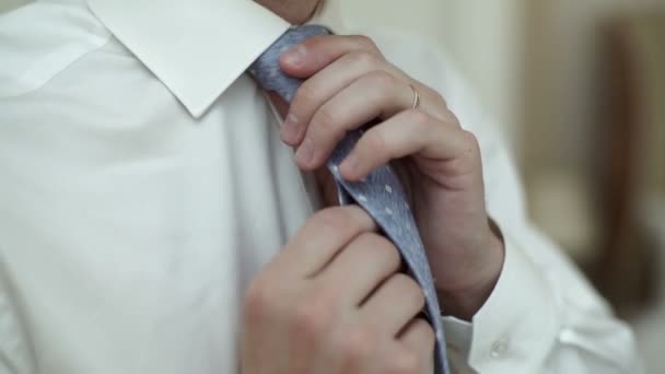 Bărbatul poartă cravată — Videoclip de stoc