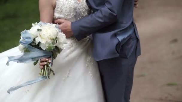 Junges schönes Hochzeitspaar umarmt — Stockvideo