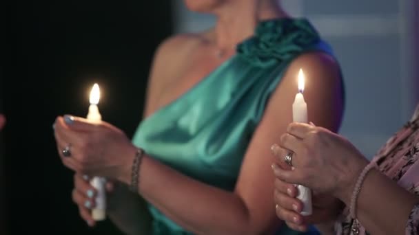 Две женщины со свечами в руках — стоковое видео