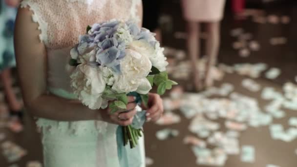 Bruid klaar om te werpen boeket op bruiloft — Stockvideo